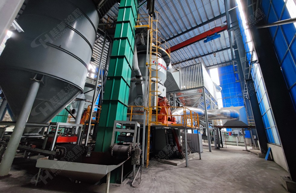 碳酸錳立磨案例現(xiàn)場圖片:鴻程Hlm2400錳礦立磨