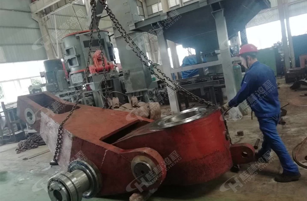 桂林鴻程立式磨粉機(jī)技術(shù)工人在生產(chǎn)車間員裝立磨磨輥搖臂測試 桂林鴻程立式磨粉機(jī)技術(shù)工人在生產(chǎn)車間員裝立磨磨輥搖臂測試