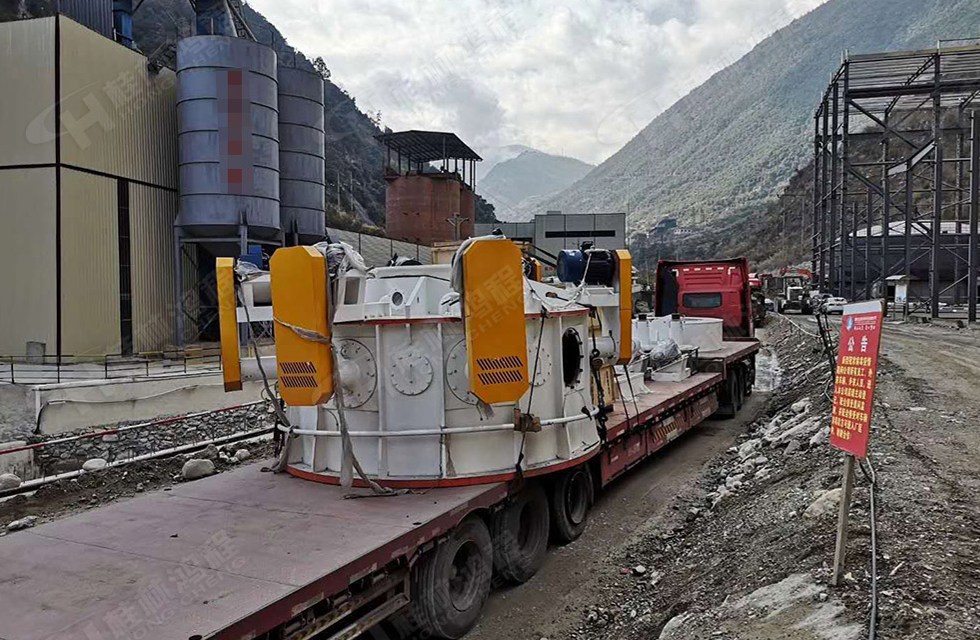 桂林鴻程董事長容棟國、總經理林總親臨磨機安裝現場指導工作